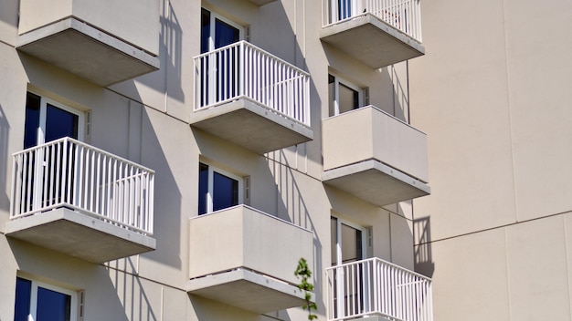 Arquitectura de fachadas de apartamentos, casas residenciales y instalaciones al aire libre