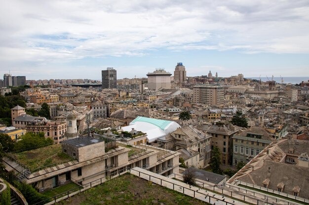 Arquitectura de Génova con techos de casas en el norte de Italia