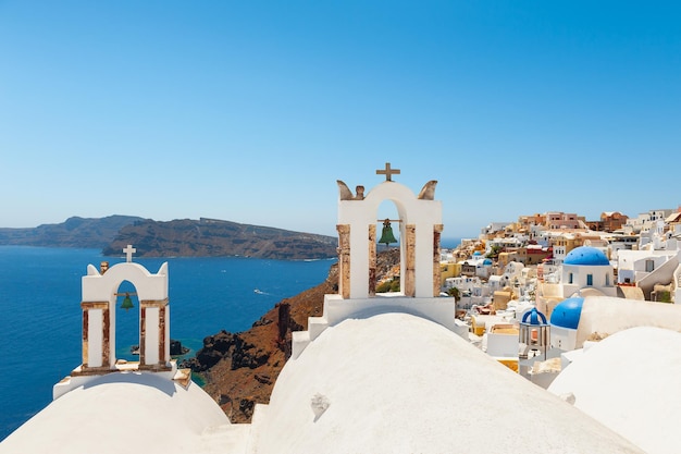 Arquitectura griega tradicional en la isla de Santorini, Grecia. Paisaje de verano, vista al mar. Destino de viaje famoso