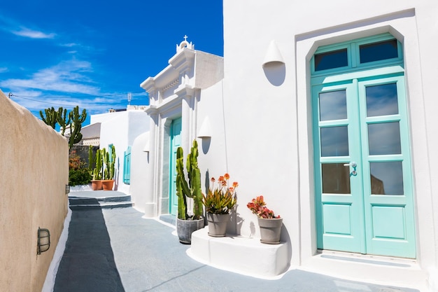 Arquitectura griega tradicional en el pueblo de Pyrgos isla de Santorini Grecia