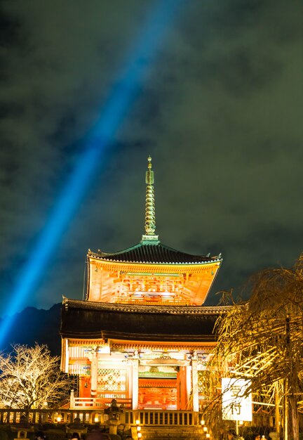 Arquitectura hermosa en el templo Kyoto de Kiyomizu-dera ,.