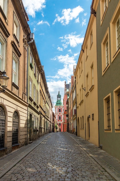 Arquitectura histórica antigua en la ciudad de Poznan, Polonia. Vista de la calle e Iglesia.