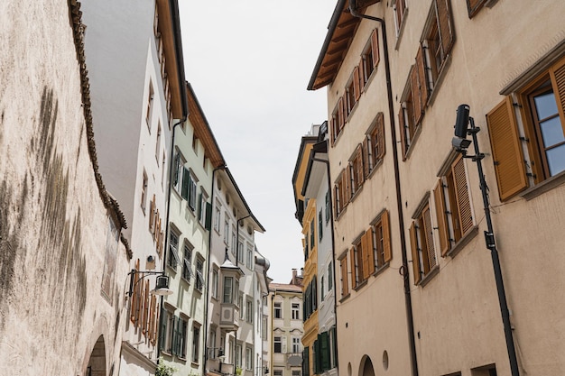 Arquitectura histórica en Italia Edificios callejeros tradicionales de la ciudad vieja europea Persianas de ventanas de madera y paredes coloridas de color pastel Fondo de viaje estético de vacaciones de verano