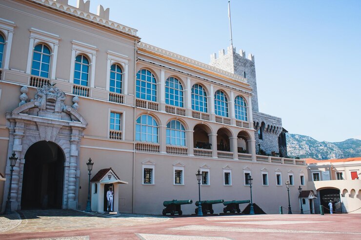 Arquitectura histórica de Mónaco en un día soleado