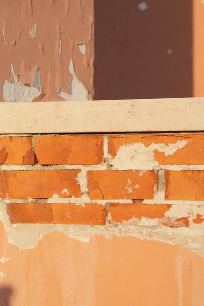 Arquitectura histórica yeso vintage en la pared del parque con estilo clásico rojo agrietado en el parque público
