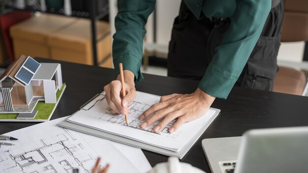 Arquitectura Hombre dibujando en arquitectónico Proyecto creativo Arquitectura empresarial Construcción de edificios Ingeniería industrial Logro Planificación Diseño en plan ecológico