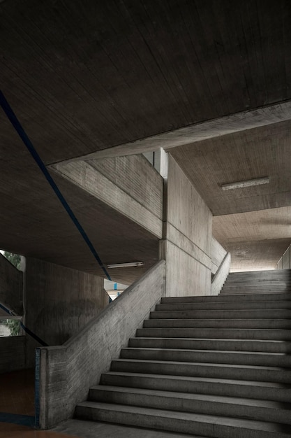 Arquitectura de hormigón moderno edificio de cemento escaleras brutalistas de una institución o escuela