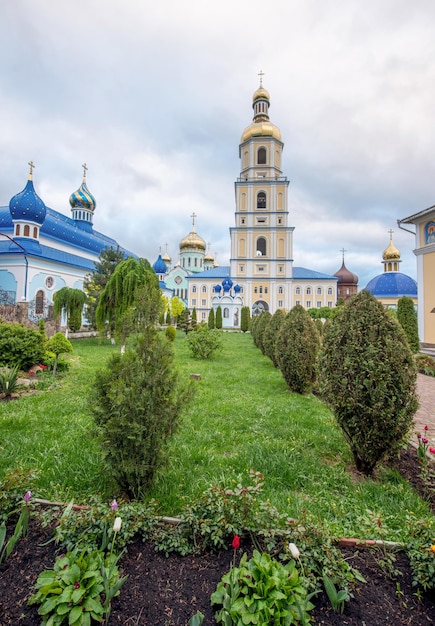 Arquitectura de la Iglesia Ortodoxa en el pueblo de Bancheni Ucrania