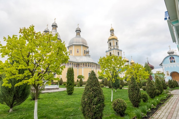 Arquitectura de la Iglesia Ortodoxa en el pueblo de Bancheni Ucrania