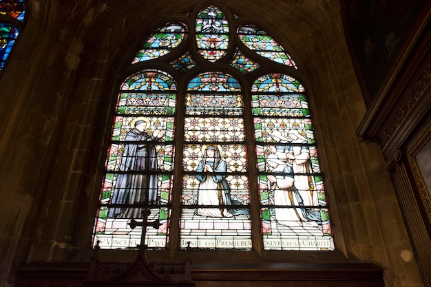 Arquitectura interior de la Iglesia de SaintLaurent Eglise o SaintLaurent de Paris para franceses y extranjeros que rezan y visitan el 7 de septiembre de 2017 en París Francia
