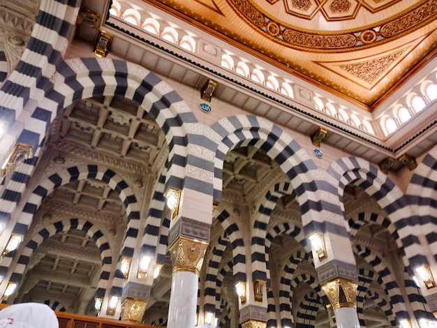 La arquitectura interior de la Mezquita de los Profetas de AlMasjid An Nabawi
