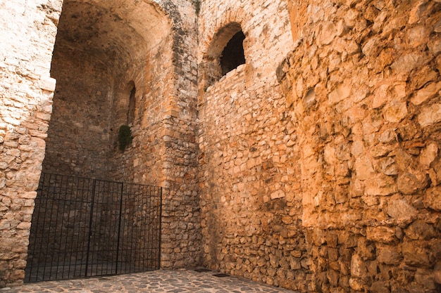 La arquitectura de la isla de Ibiza Una encantadora calle blanca vacía en el casco antiguo de Eivissa