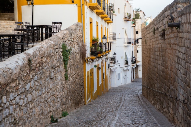 La arquitectura de la isla de Ibiza Una encantadora calle blanca vacía en el casco antiguo de Eivissa