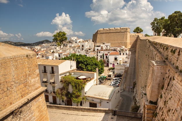 La arquitectura de la isla de Ibiza Una encantadora calle blanca vacía en el casco antiguo de Eivissa