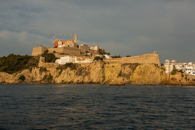 La arquitectura de la isla de Ibiza Una encantadora calle blanca vacía en el casco antiguo de Eivissa