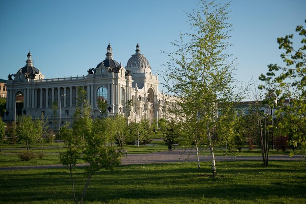 Arquitectura de Kazan El Palacio de los Agricultores un hito con un gran árbol