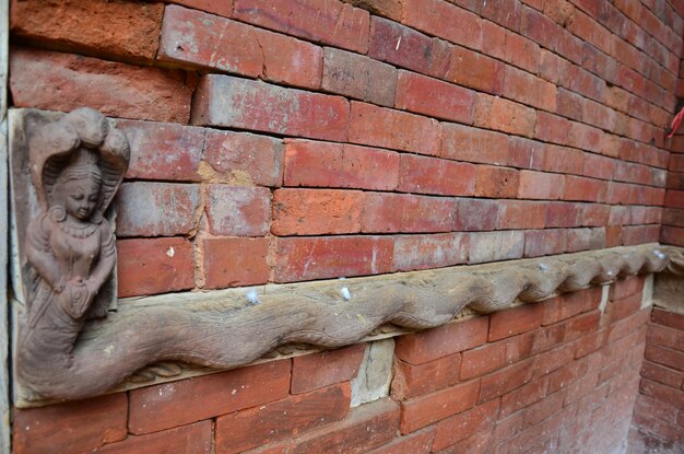 Arquitectura de madera antigua y arte antiguo dios de la deidad del ángel nepalí tallado en madera en ruinas antiguas que construyen para los viajeros extranjeros de Nepal visitan la ciudad de Basantapur Katmandú en Katmandú Nepal