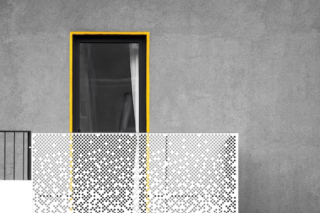 Arquitectura moderna abstracta con balcón y ventana