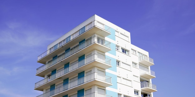 Arquitectura moderna del área residencial de nuevos edificios azul blanco en el sitio de construcción