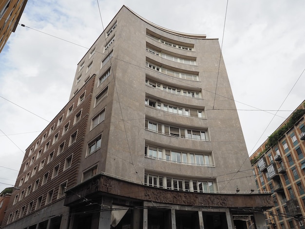Arquitectura moderna en la calle Via Marconi en Bolonia