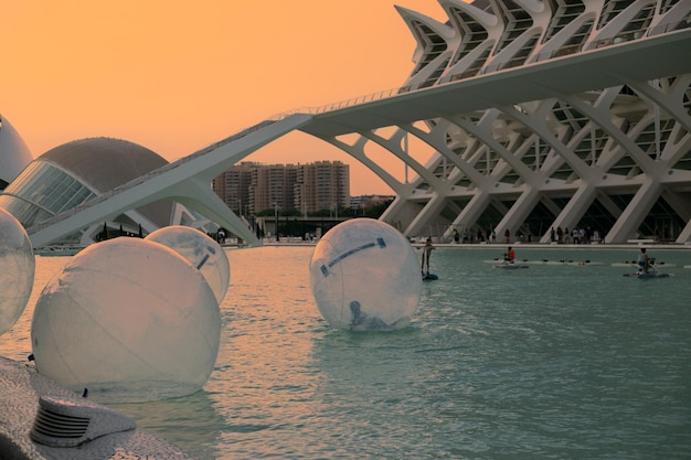 Foto arquitectura moderna en la ciudad de las artes y las ciencias en valencia julio 2023