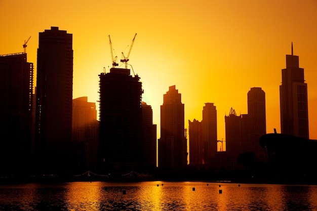 Arquitectura moderna en Dubai con mar al atardecer