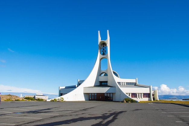 Arquitectura moderna de la iglesia en Islandia Stykkisholmur