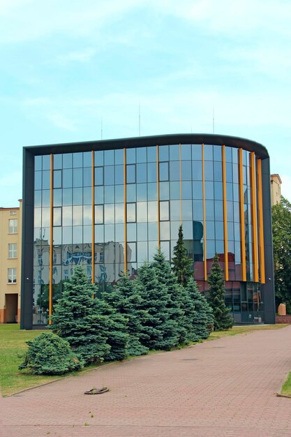 Arquitectura moderna en Lodz Edificio con ventanas de vidrio oscuro Edificio de oficinas