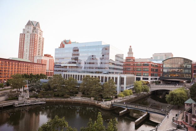 La arquitectura moderna en Providence representa el crecimiento y la innovación de la ciudad, mientras que la histórica