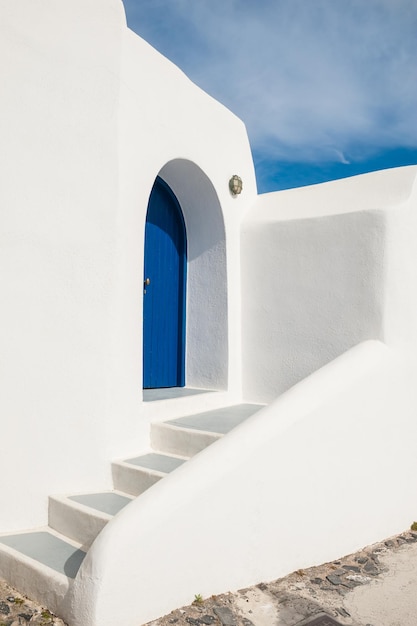 Arquitectura nacional blanco-azul en la isla de Santorini, Grecia.