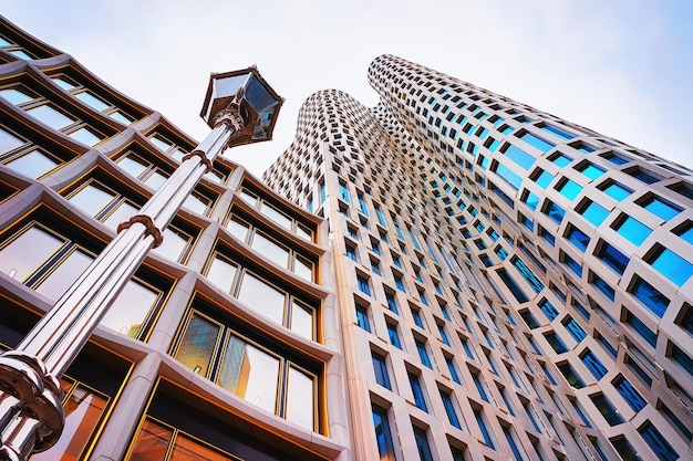 Arquitectura de oficina moderna en Kurfürstendamm y lámpara de calle en Berlín, Alemania