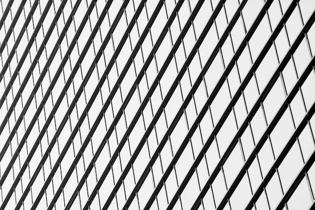 Arquitectura de patrón una ventana de vidrio moderna en la ciudad - monocromo