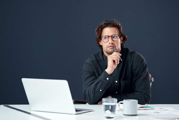 Arquitectura pensando y hombre con planeta portátil y visión para ideas creativas en el desarrollo de edificios Red de Internet y arquitecto con papeleo informático e inspiración en la oficina