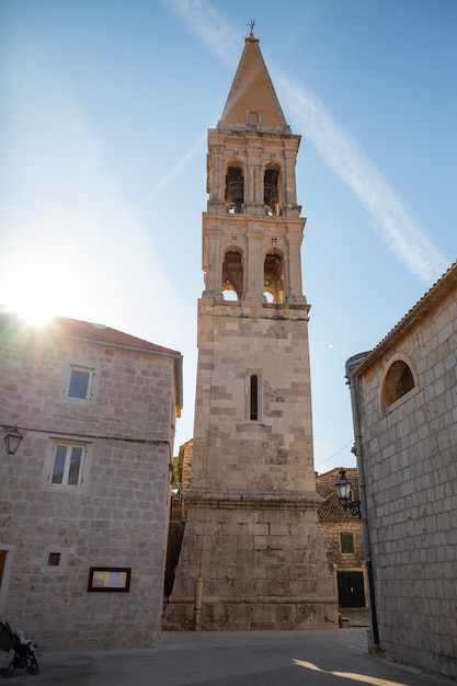 Arquitectura de piedra de mármol en el centro de la ciudad con la Iglesia de San Esteban en Stari Grad, Croacia, Isla Hvar