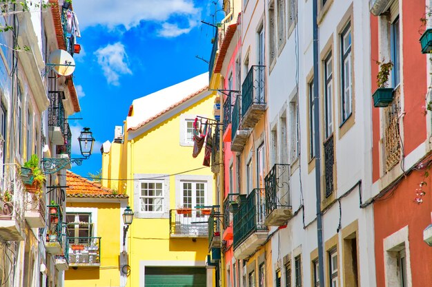 Arquitectura portuguesa y coloridas calles de Lisboa cerca del centro histórico