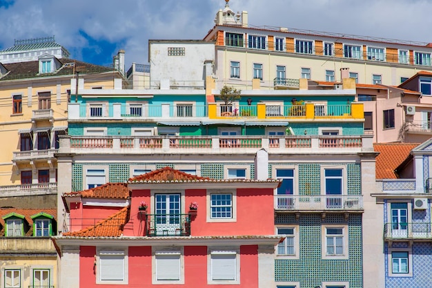 Arquitectura portuguesa y coloridas calles de Lisboa cerca del centro histórico