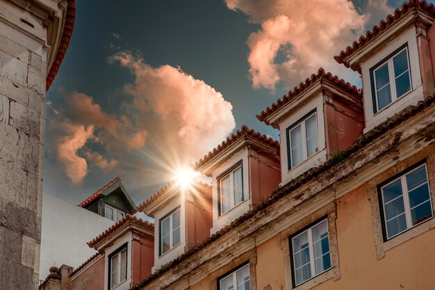 Arquitectura portuguesa y edificios coloridos del centro histórico de Lisboa cerca de la plaza Alfama y Rossio