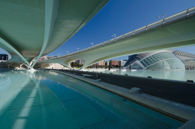 Arquitectura de puente futurista de la ciudad de las ciencias y las artes valencia españa