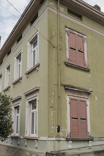 Arquitectura rústica en Italia Tradicional edificio histórico europeo Concepto estético de viaje de vacaciones de verano Contraventanas de madera y paredes de color verde oliva pastel