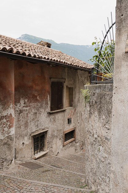 Arquitectura rústica italiana Edificios históricos tradicionales de países europeos con ventanas de madera Concepto estético de viajes de vacaciones de verano