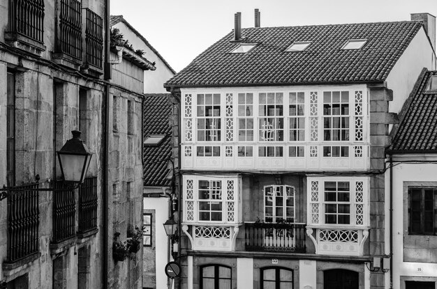 Arquitectura en Santiago de Compostela, norte de España, imagen en blanco y negro