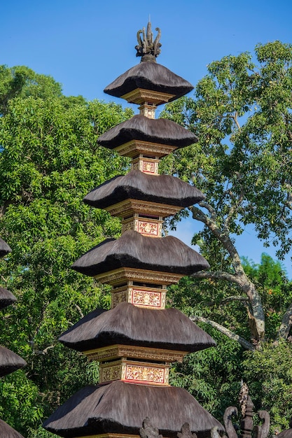 La arquitectura del templo hindú en la isla de Bali en Ubud, Indonesia Asia Torre alta con techo de paja