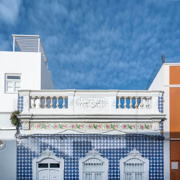 Arquitectura típica de los edificios de estilo antiguo del Algarve, ubicados en Olhao, Portugal.