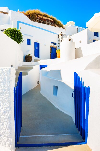 Arquitectura tradicional de las Cícladas en blanco y azul en la isla de Santorini, Grecia.