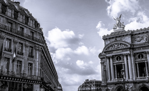 Arquitectura tradicional del edificio en París Francia, septiembre de 2017