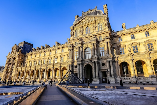 Arquitectura tradicional francesa, calle París, detalles exteriores del Museo del Louvre, Francia