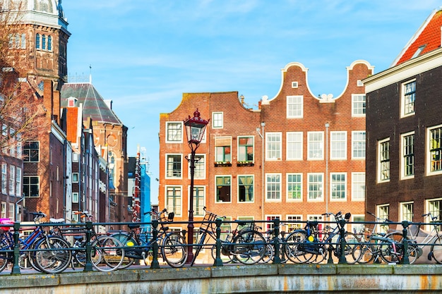 Arquitectura tradicional holandesa en Amsterdam, Países Bajos