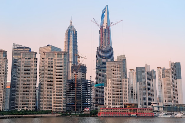 Arquitectura urbana y horizonte de Shanghai al atardecer