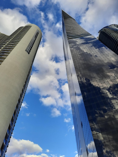 Arquitectura urbana moderna de los rascacielos en el cielo nublado en la ciudad de Sunny Isles, los E.E.U.U.