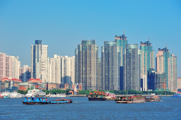 Arquitectura urbana de Shanghai con cielo azul